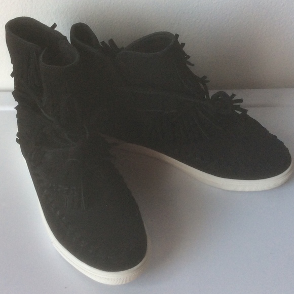 FINAL MARKDOWN! NWOB 🌟Vince Camuto Fringe Sneaker - Picture 6 of 6